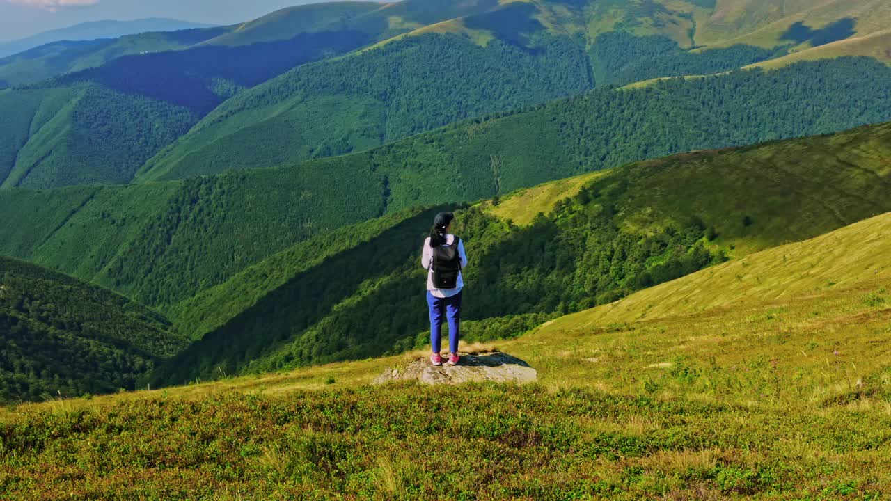 背包客在山上的自然风光中摆姿势视频素材