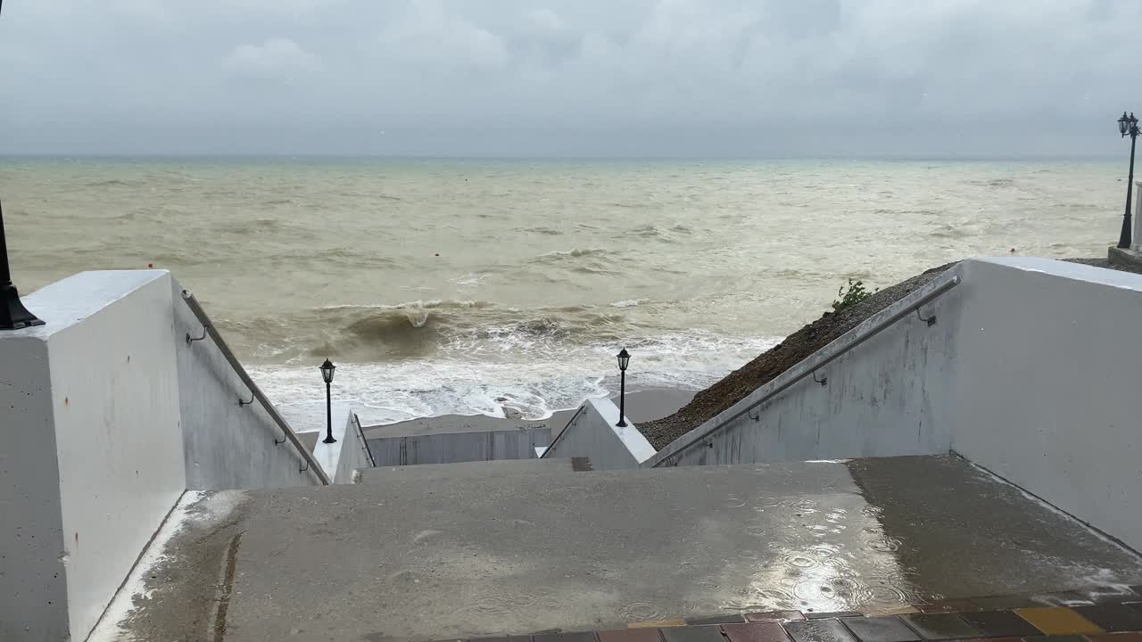 景观与泥泞的暴风雨的海和雨。视频素材