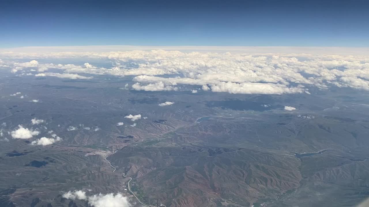 乘飞机旅行。飞机飞行。视频素材