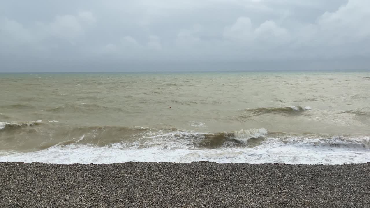 景观与泥泞的暴风雨的海和雨。视频素材