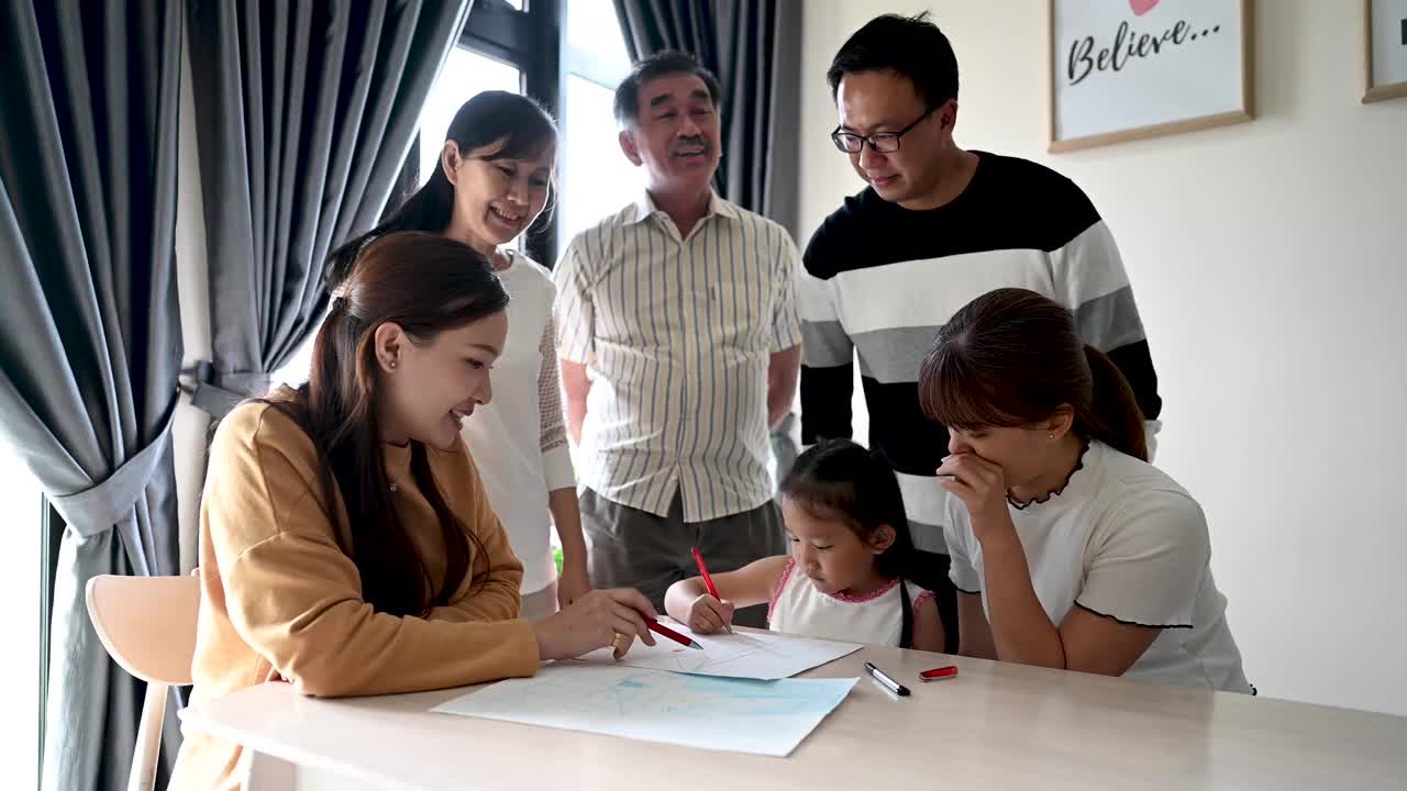 儿童心理学家和一个小女孩在家视频素材