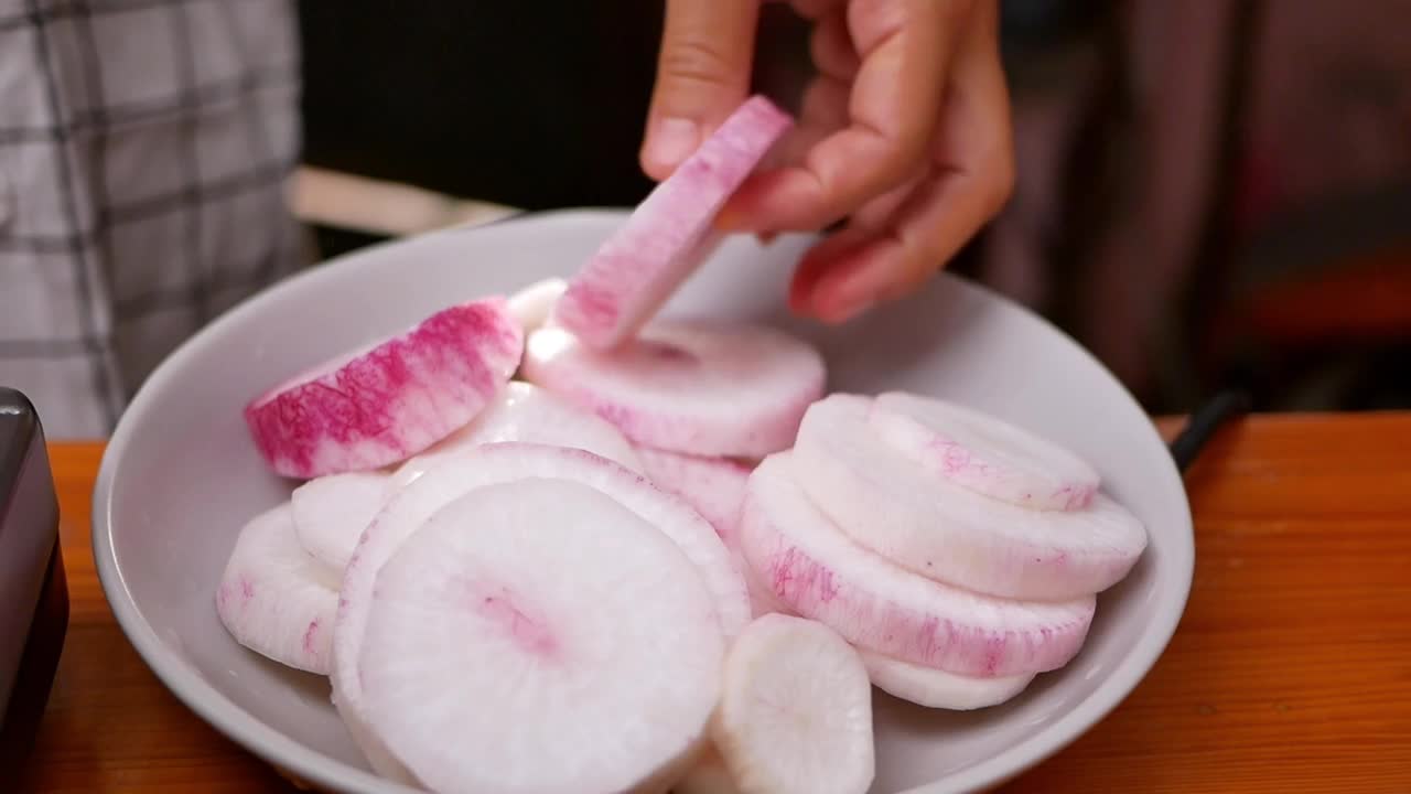 在厨房的电炉上用锅煮红萝卜汤和排骨。烹饪概念。视频素材