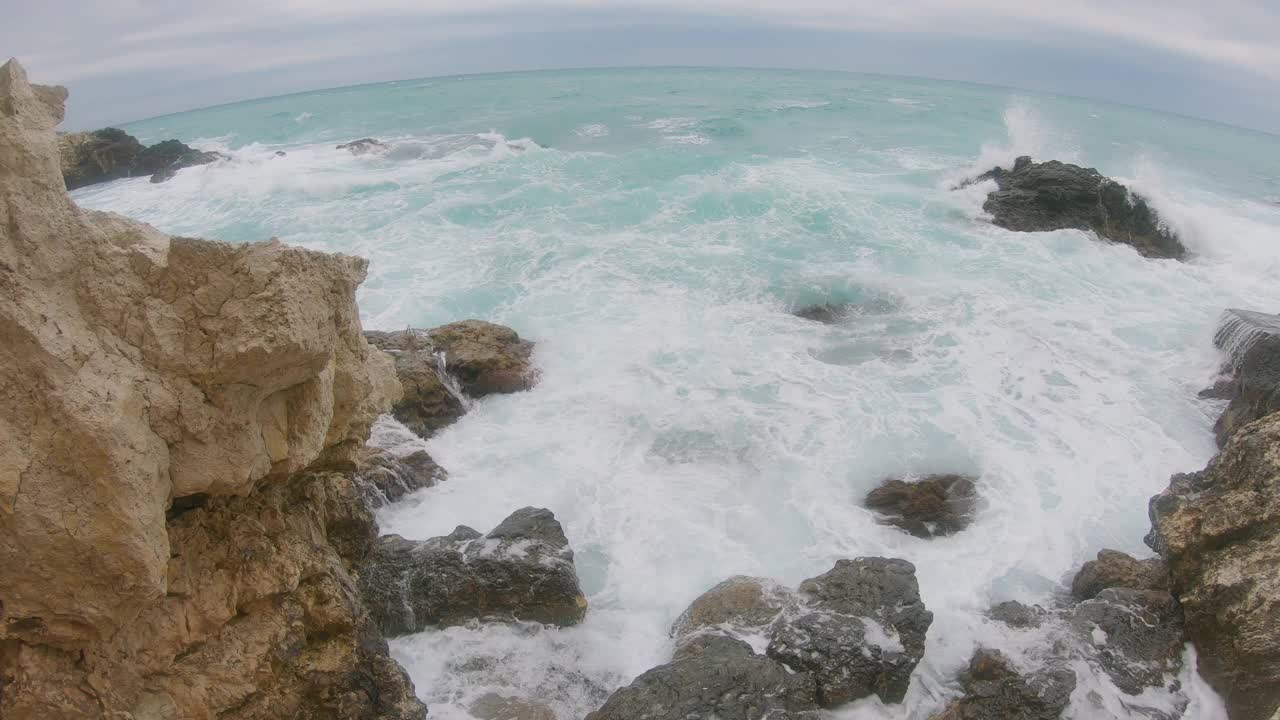 海浪冲击着布满岩石的海滩视频素材