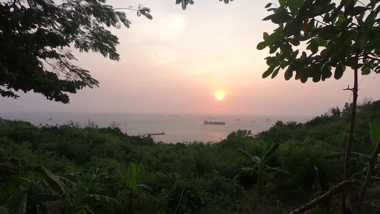 多风的日落海上船只时间流逝。Vungτ,越南视频素材