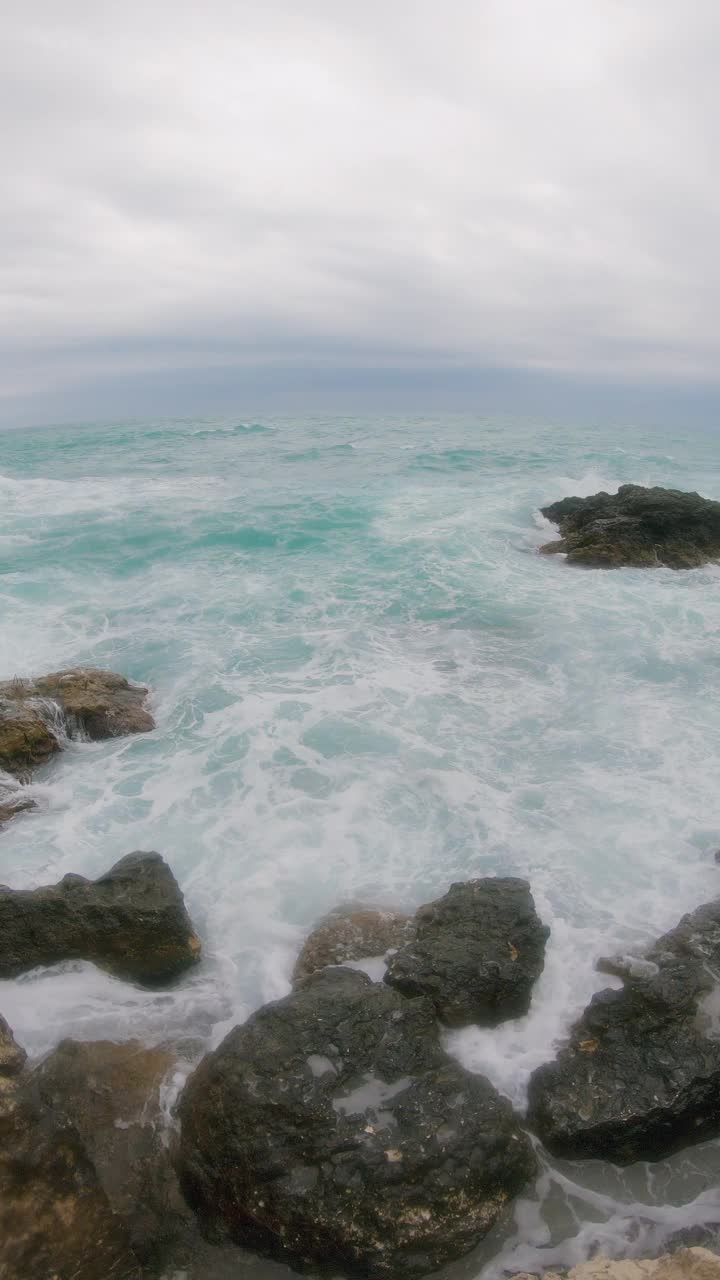 海浪冲击着布满岩石的海滩视频素材