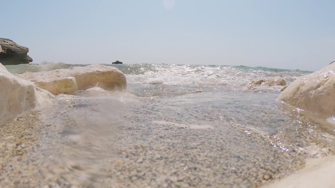 海浪溅起照相机视频素材