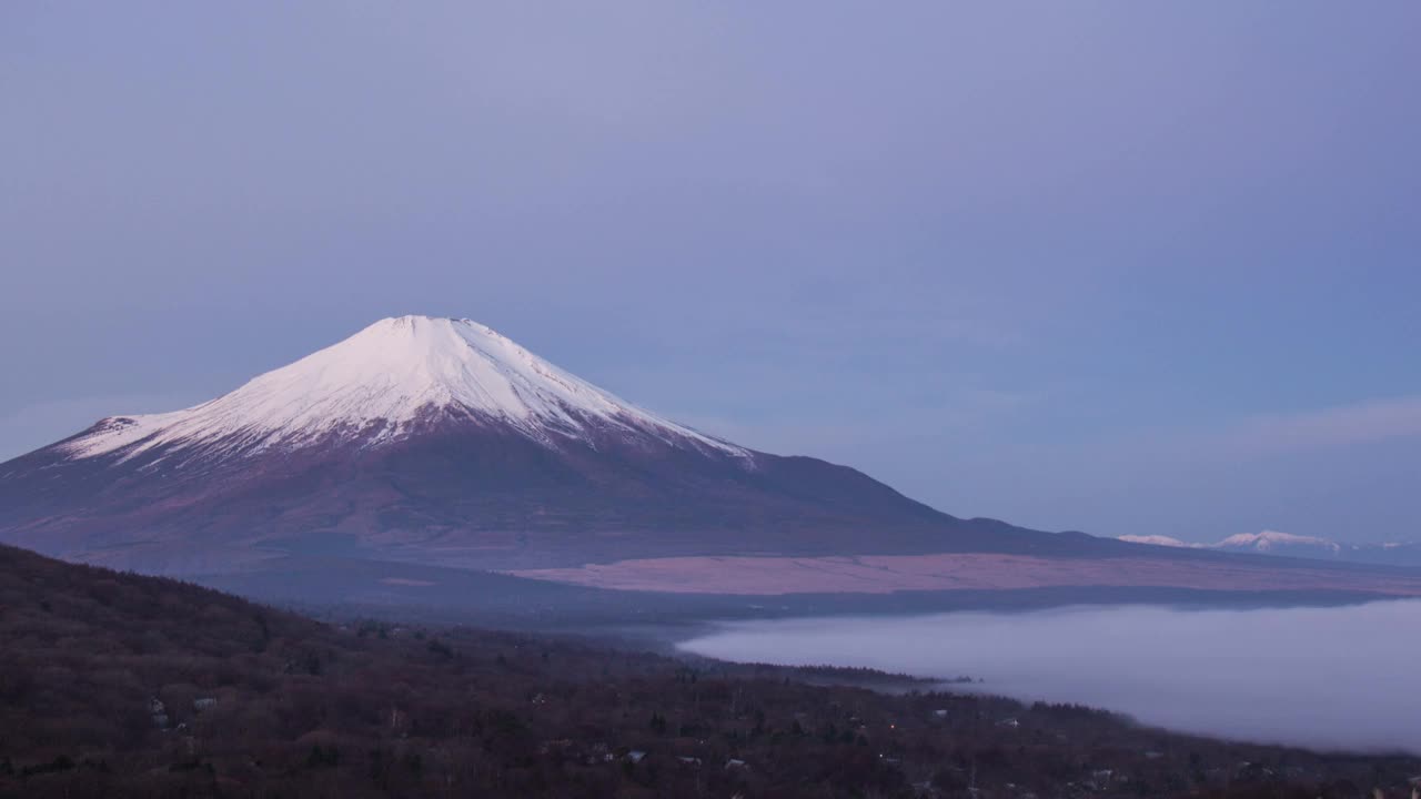 从山中子村拍摄的富士山黎明时分的延时视频视频素材