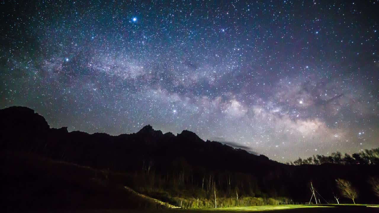 从水垣自然公园拍摄的水垣山星空的延时视频视频素材