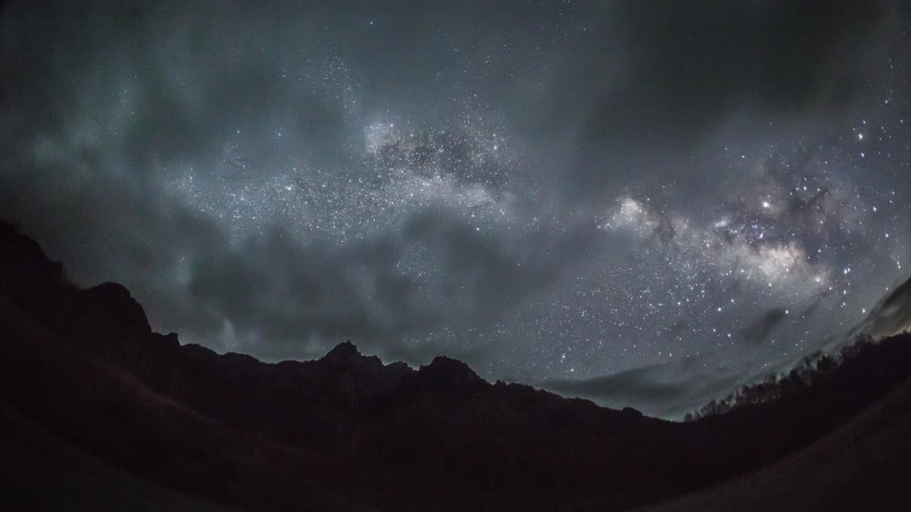 从水垣自然公园拍摄的水垣山星空的延时视频视频素材