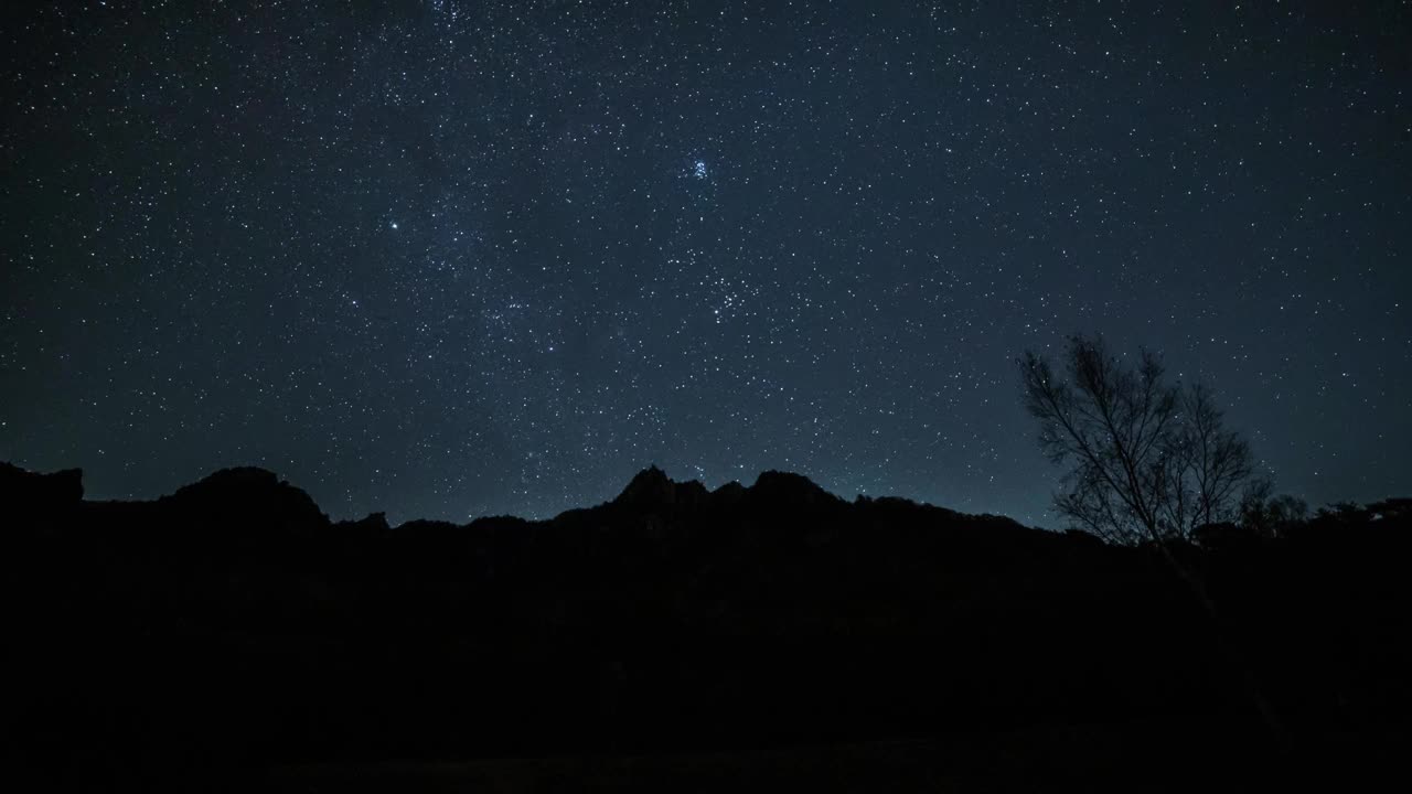 从水垣自然公园拍摄的水垣山星空的延时视频视频素材