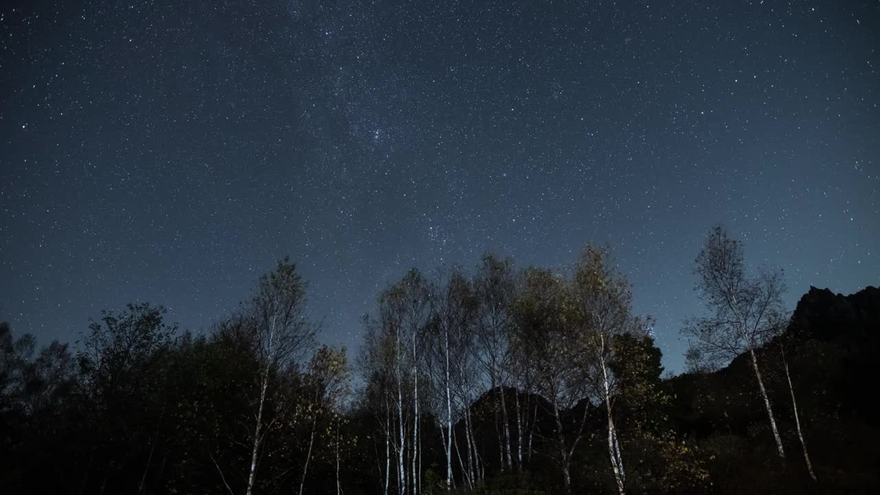 从水垣自然公园拍摄的水垣山星空的延时视频视频素材