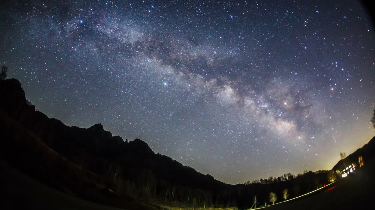 从水垣自然公园拍摄的水垣山星空的延时视频视频素材