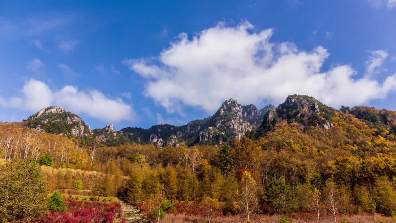 水垣山和水垣自然公园的云流的延时视频视频素材