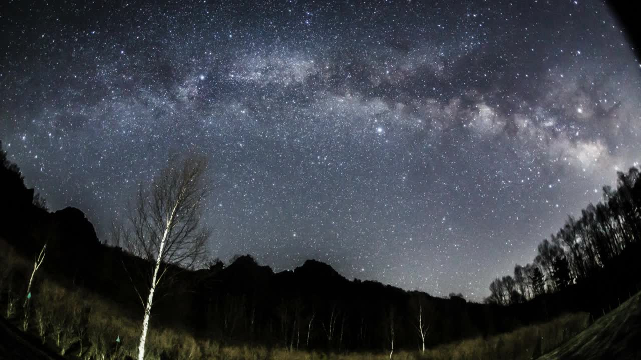 从水垣自然公园拍摄的水垣山星空的延时视频视频素材