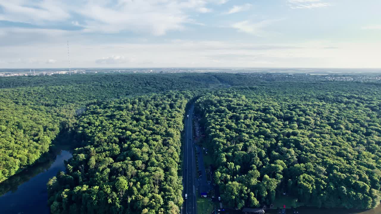 汽车在高速公路上行驶，穿过乡间的森林视频素材