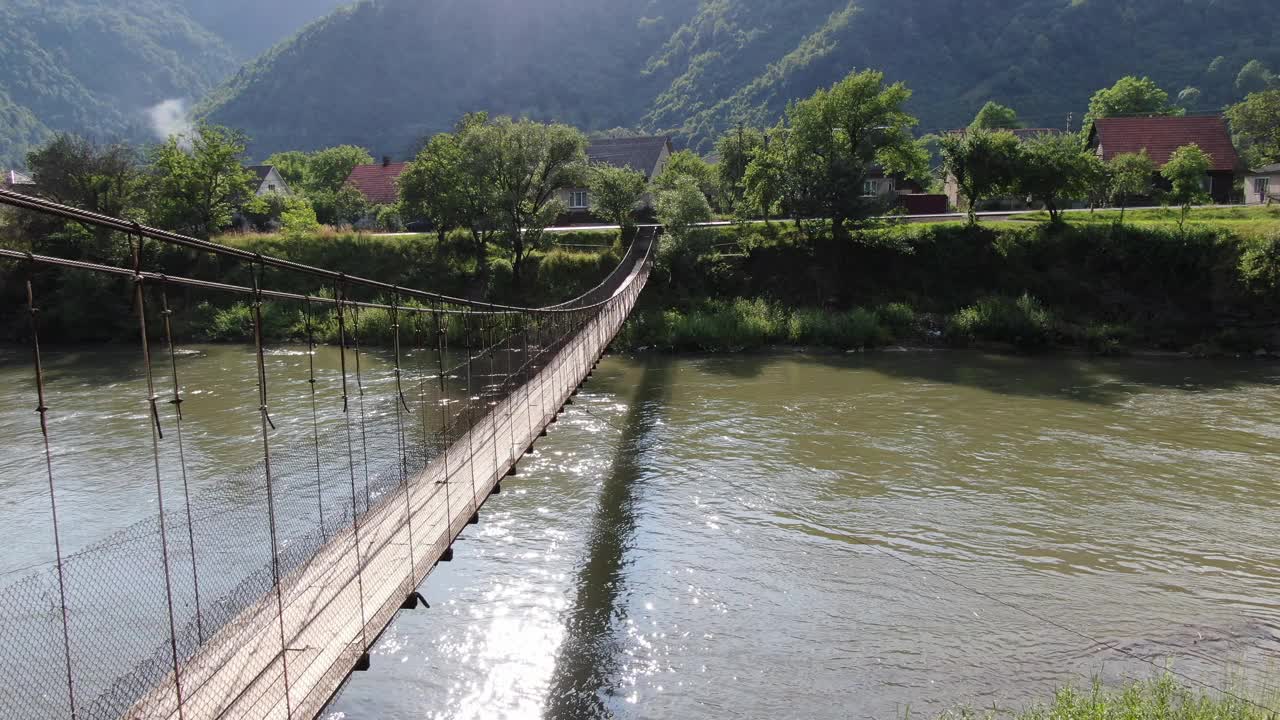 一座悬在山间河流上的木桥视频素材