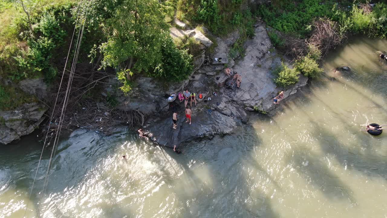 一座悬在山间河流上的木桥视频素材