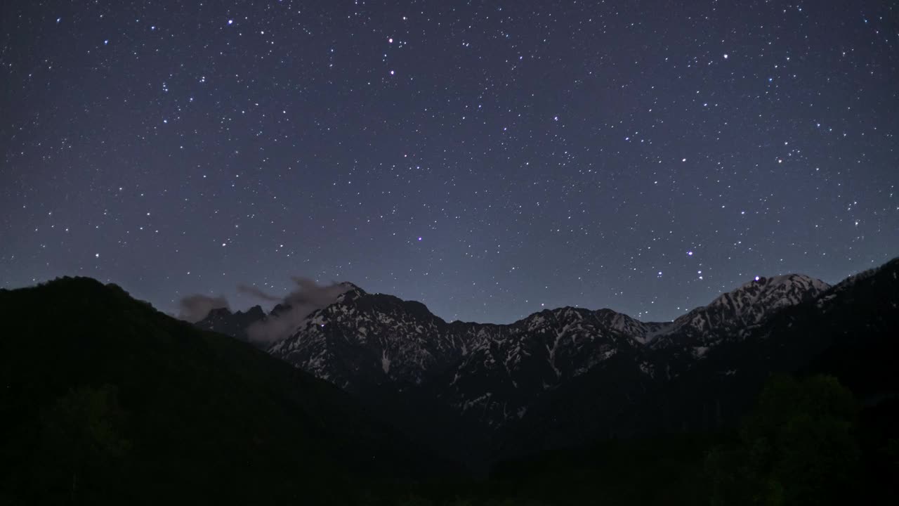 从富山县的Hayatsuki河到tatateyama山脉的星空延时视频视频素材