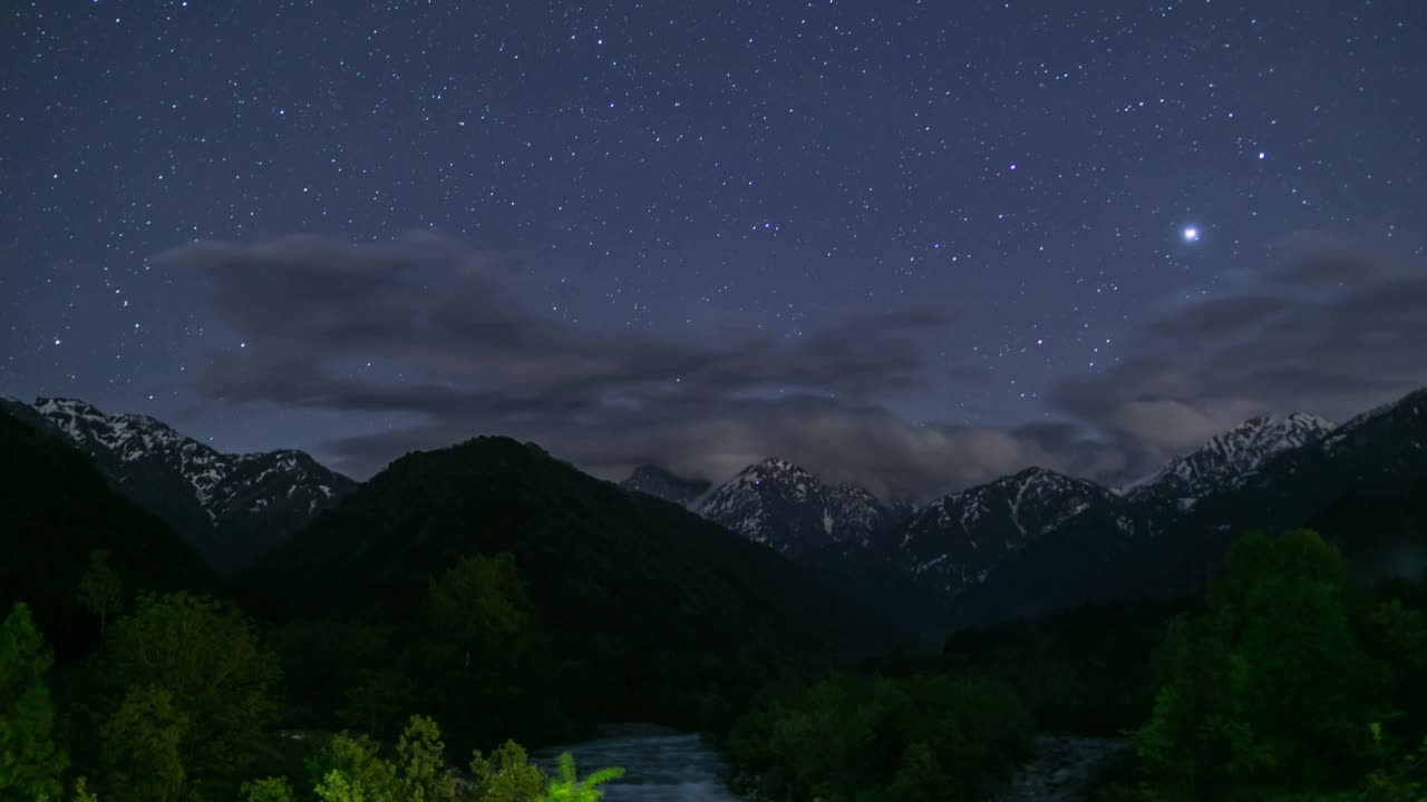 从富山县的Hayatsuki河到tatateyama山脉的星空延时视频视频素材