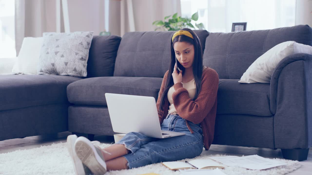 一名年轻女子在家打电话时坐在休息室地板上的4k视频，周围是笔记和表格视频素材