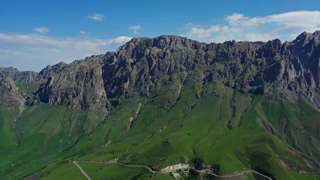 高加索山脉的夏季景观视频素材