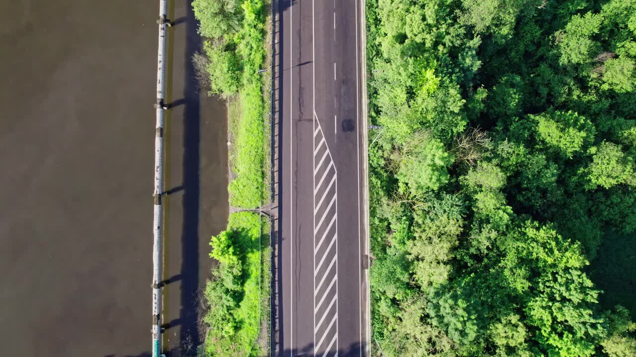 汽车在高速公路上行驶，穿过乡间的森林视频素材