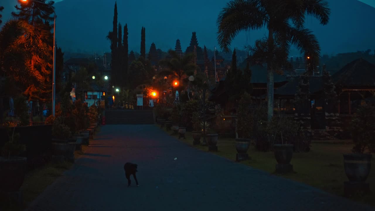 街道在夜晚的黑暗与云彩和蓝色的天空在背景覆盖火山视频素材