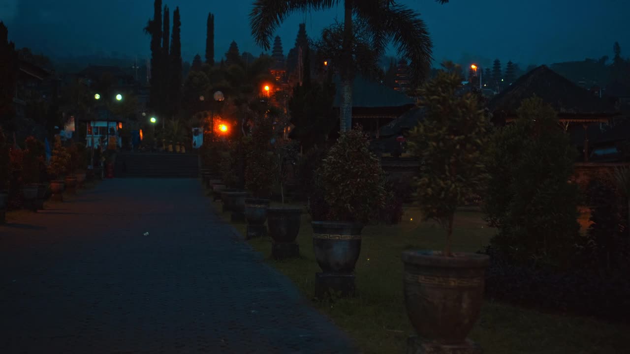 街道在夜晚的黑暗与云彩和蓝色的天空在背景覆盖火山视频素材