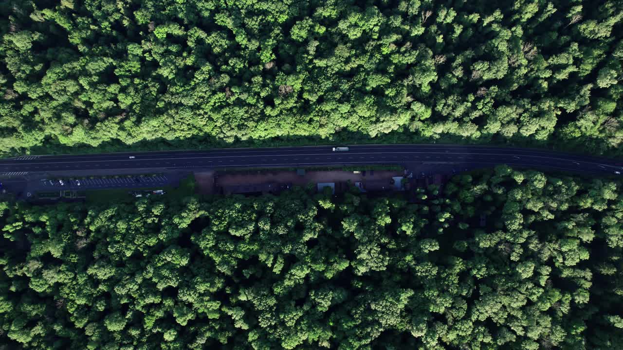 汽车在高速公路上行驶，穿过乡间的森林视频素材