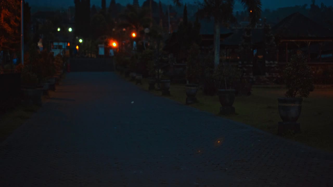 街道在夜晚的黑暗与云彩和蓝色的天空在背景覆盖火山视频素材