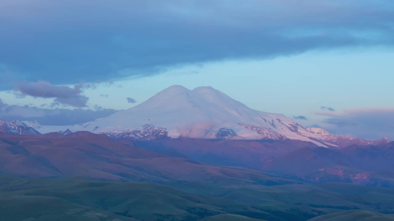 埃尔布鲁士山在日出的高加索山脉视频素材