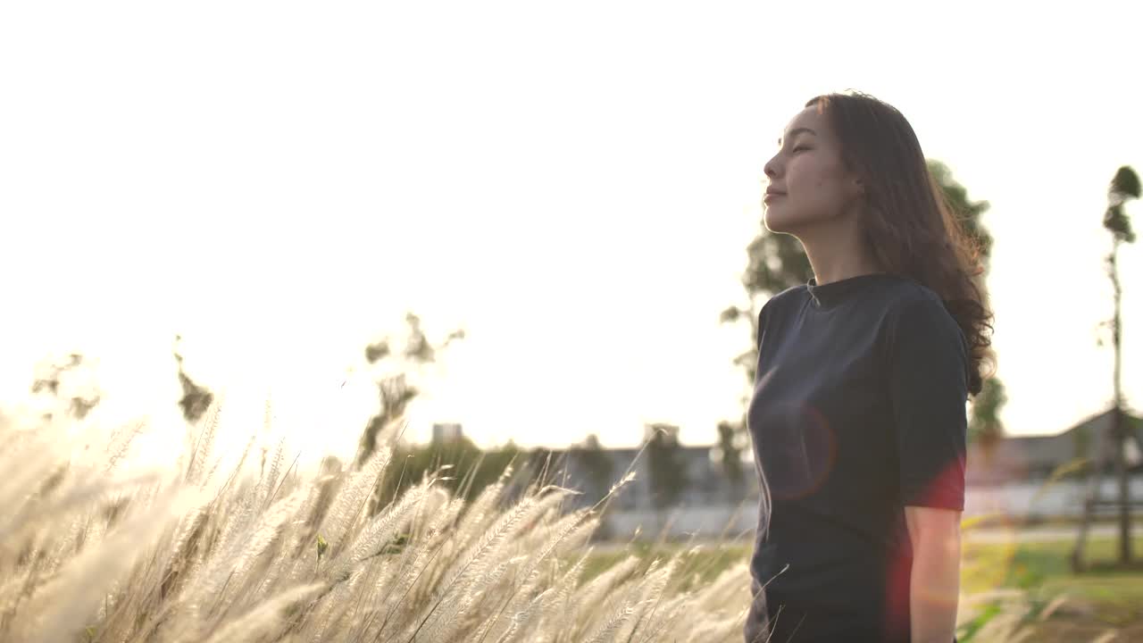 年轻女子在新鲜空气的户外视频素材