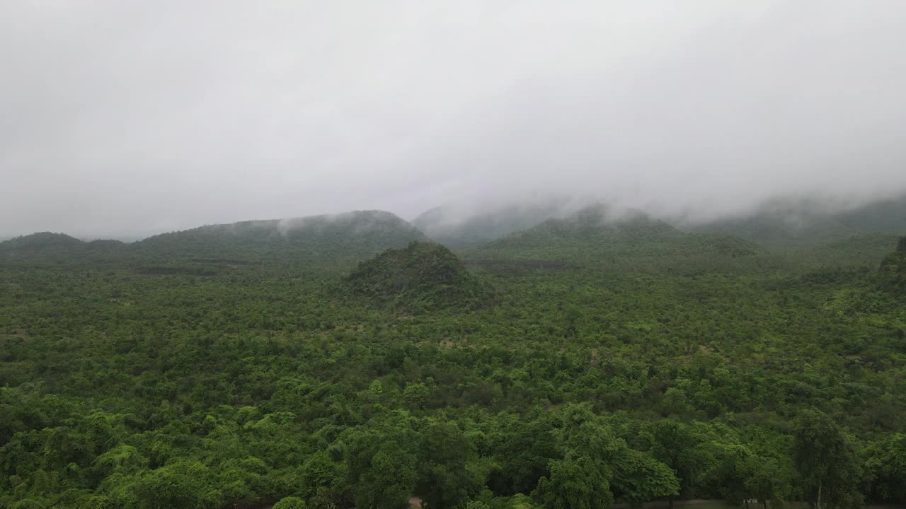 雨后飞过绿色的天空，航拍视频素材