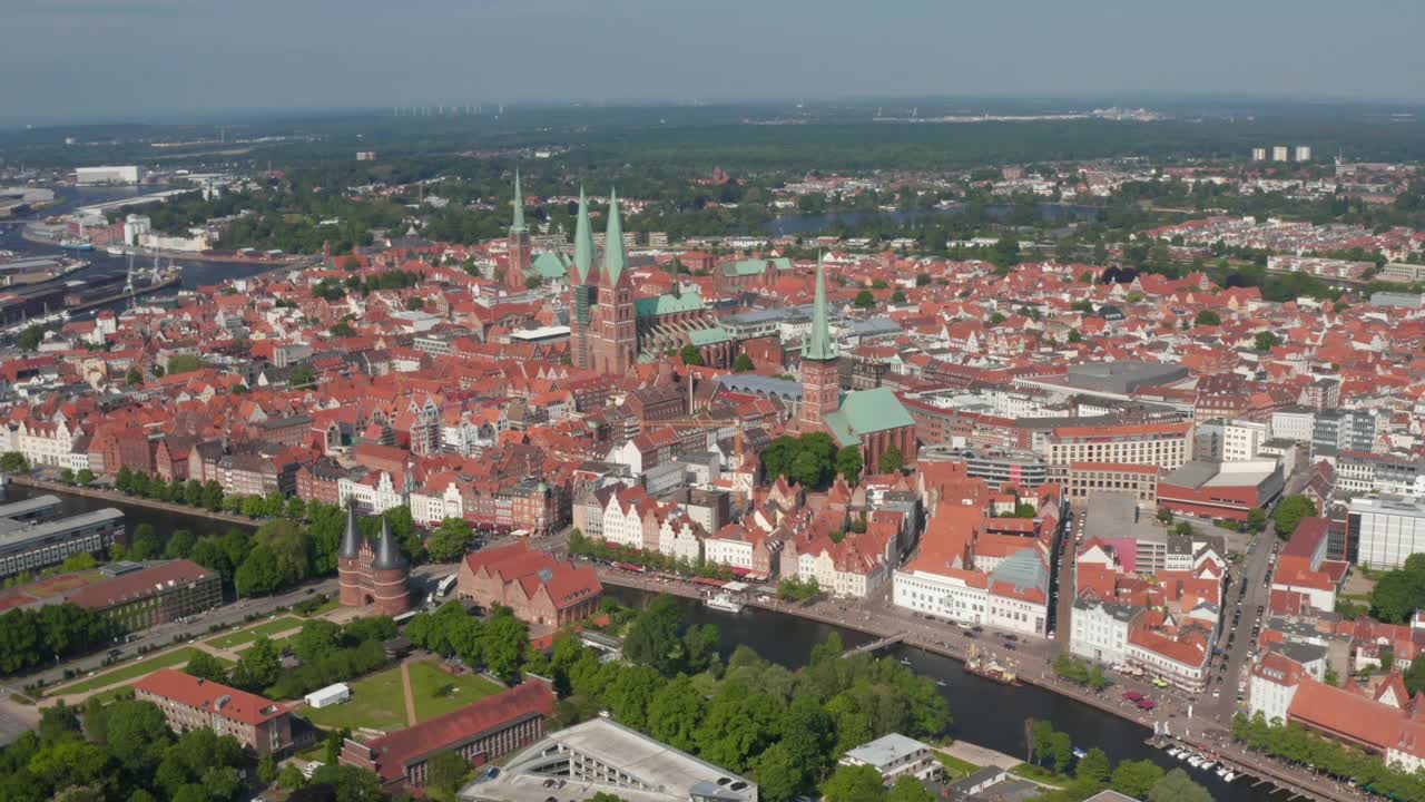 预告中世纪城市中心。鸟瞰图的历史砖建筑。Luebeck,石勒苏益格-荷尔斯泰因州,德国视频素材