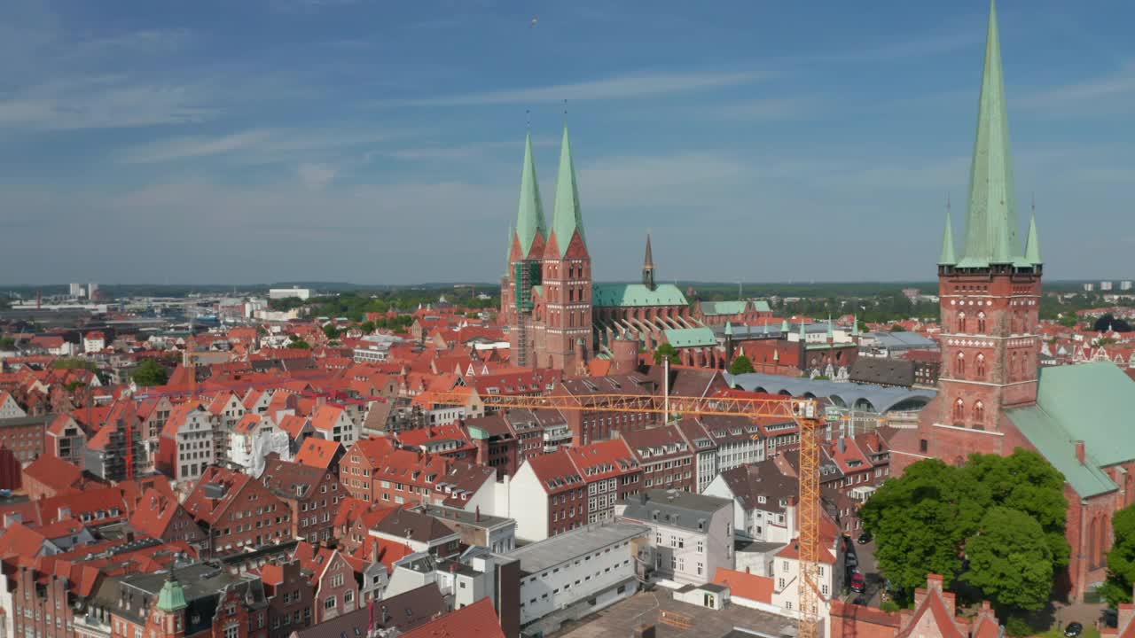 向后展示中世纪的老城中心。砖砌建筑和高高的教堂塔。Luebeck,石勒苏益格-荷尔斯泰因州,德国视频素材