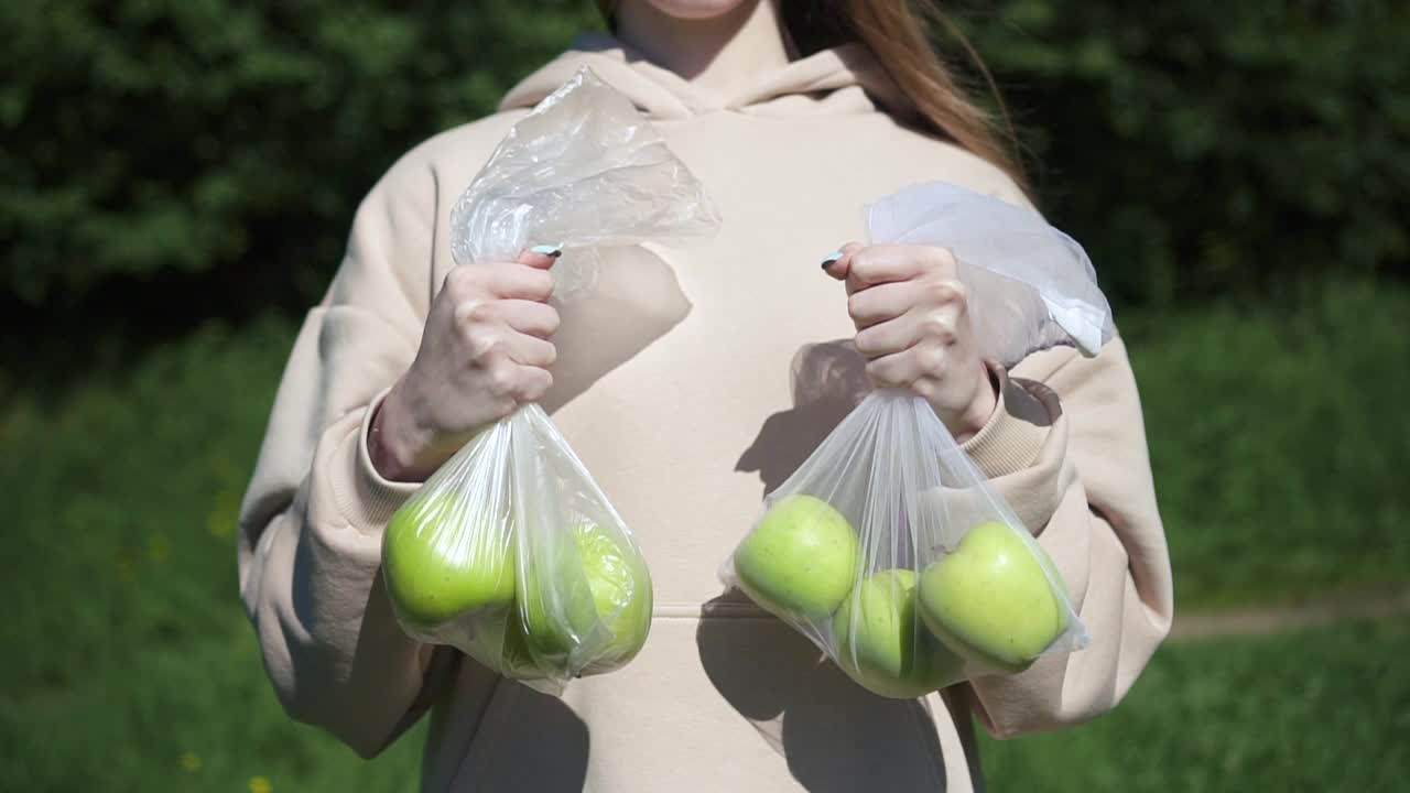 女性提供塑料和可重复使用的食物水果。Spbd包装选择，绿色替代视频素材