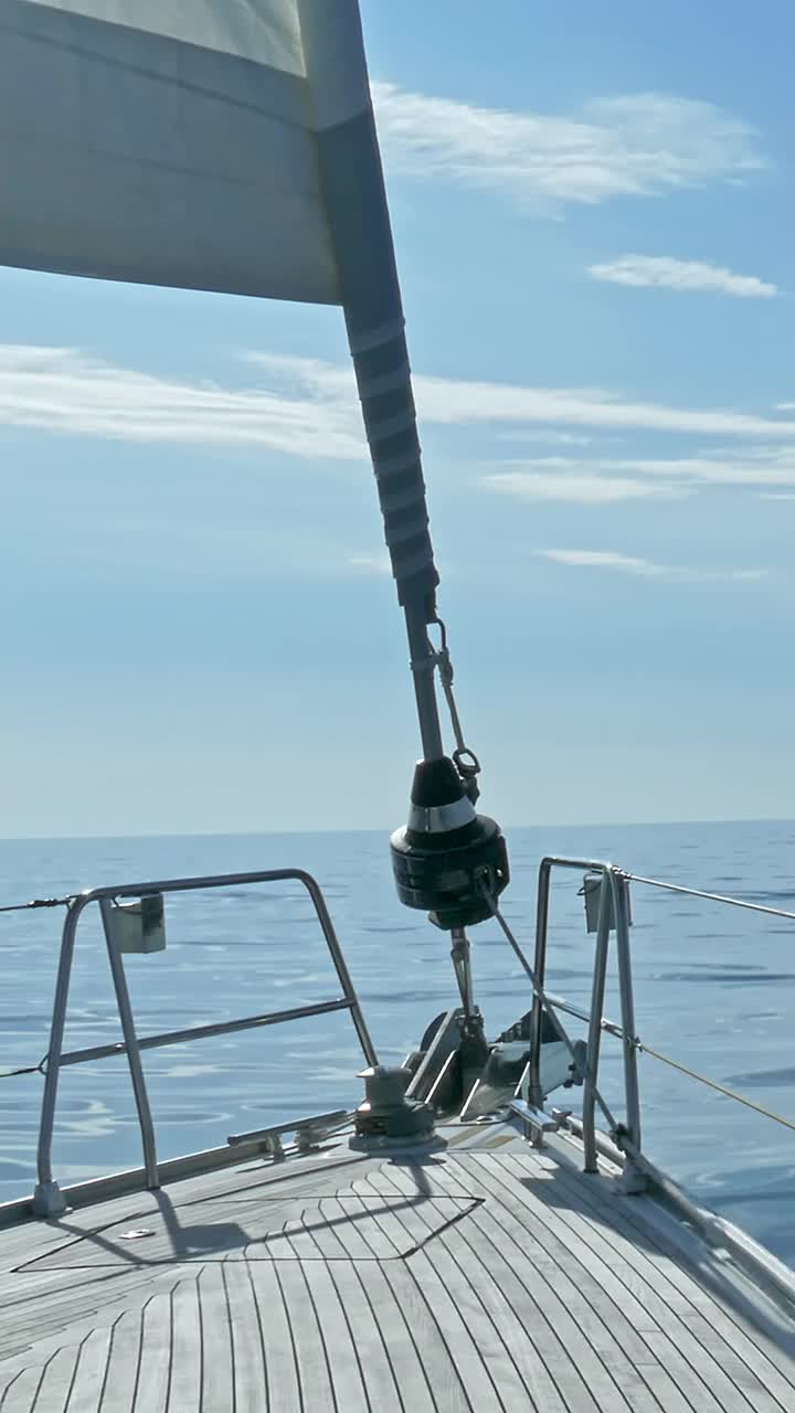 在加勒比海平静的海面上，帆船在平静的水面上低头。帆和钻机的视图视频素材