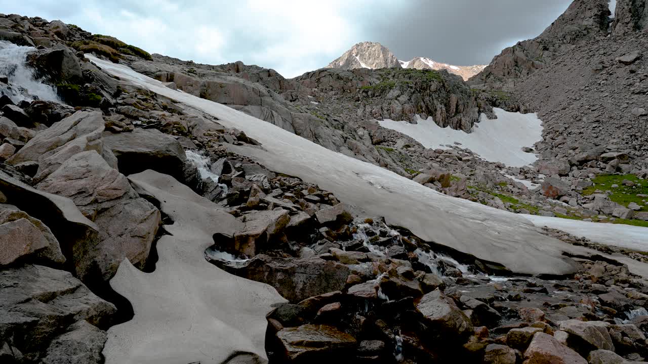 瀑布在暴风雨高山地区的落基山国家公园视频素材