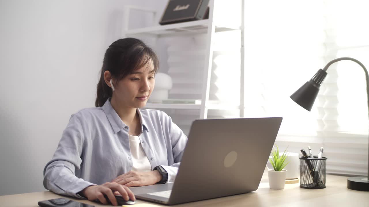 女人用笔记本电脑视频通话视频素材