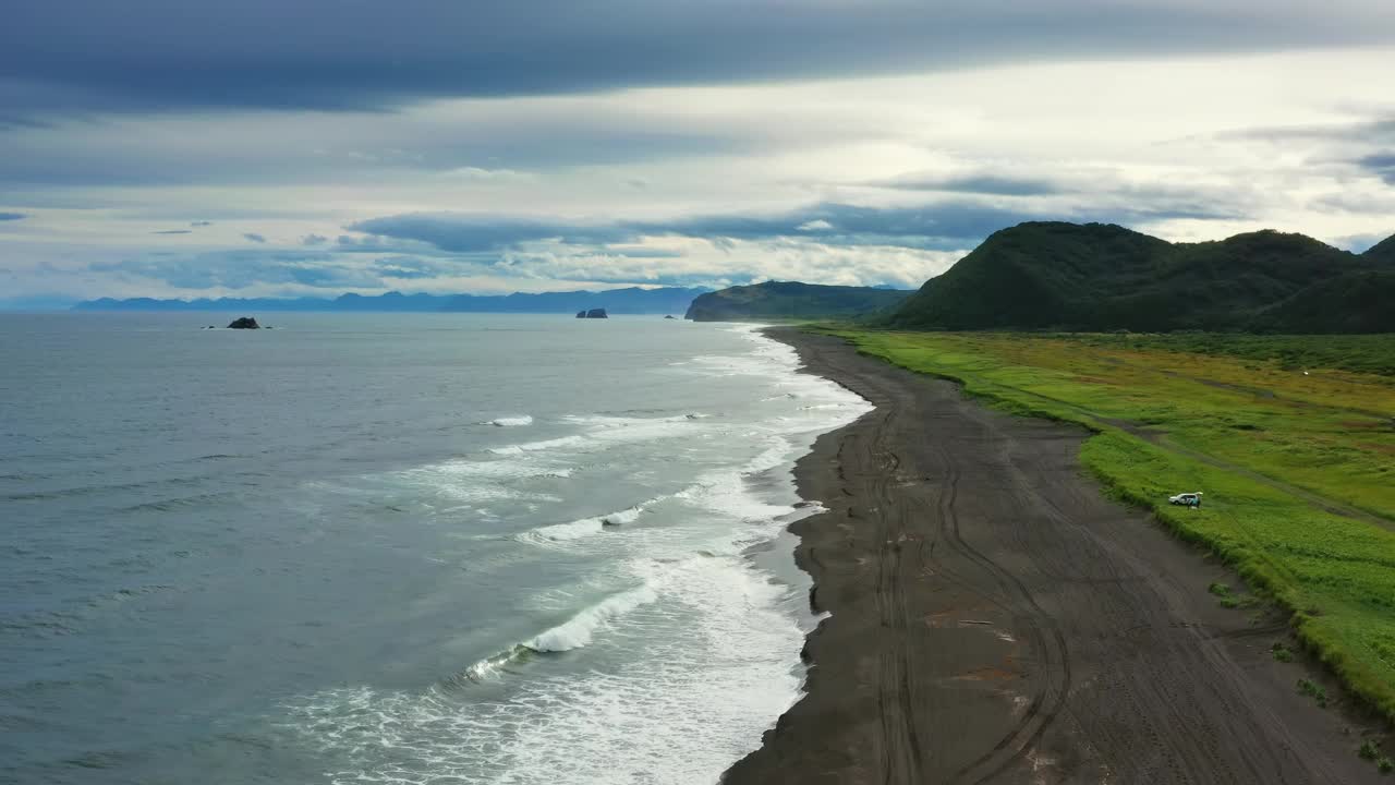 堪察加半岛的黑色沙滩视频素材