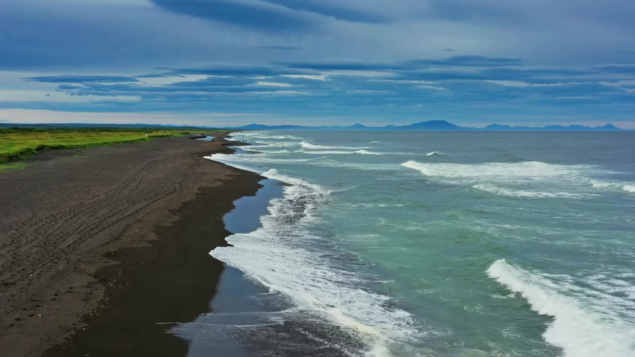 海滩上有黑色的沙子和火山视频素材