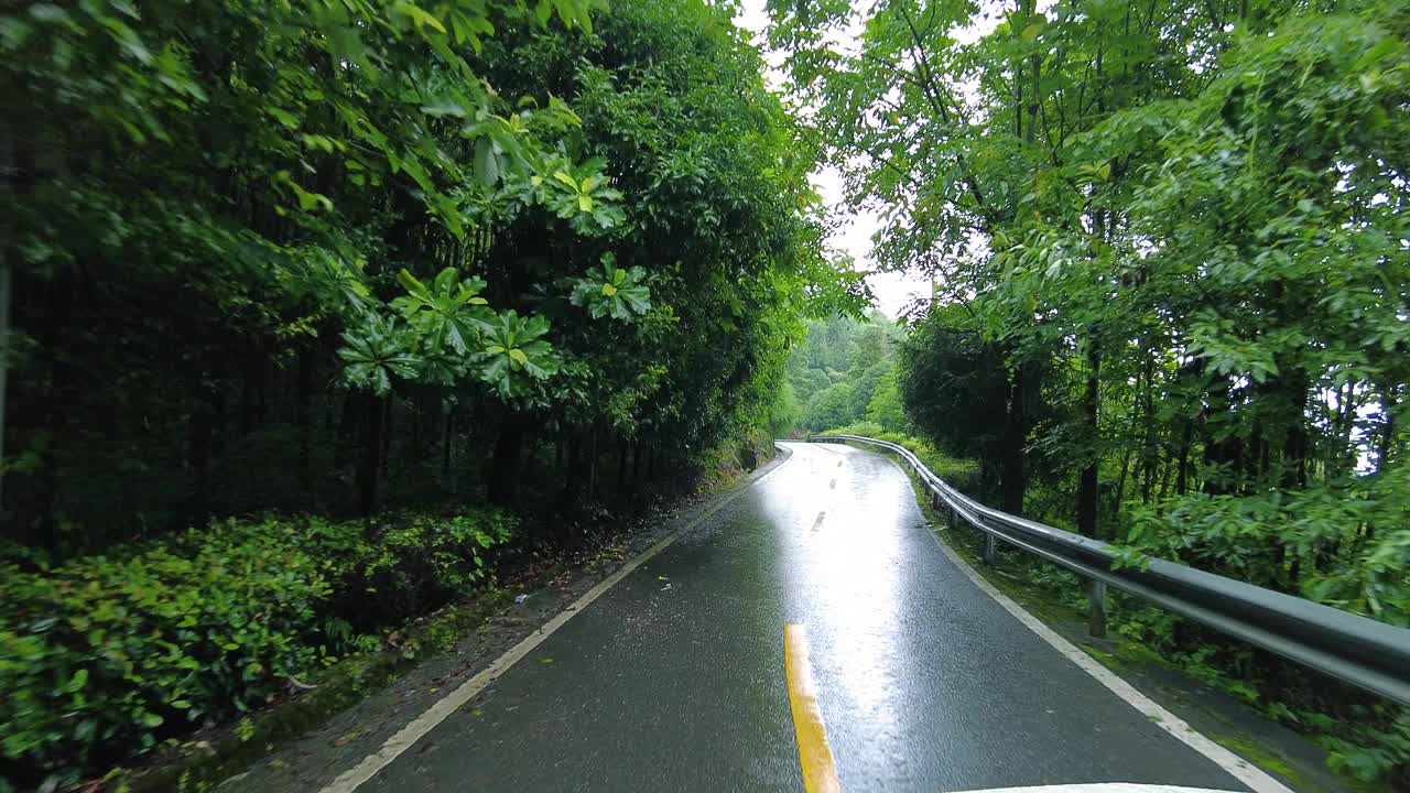 雨后行驶在乡村道路上的汽车视频素材