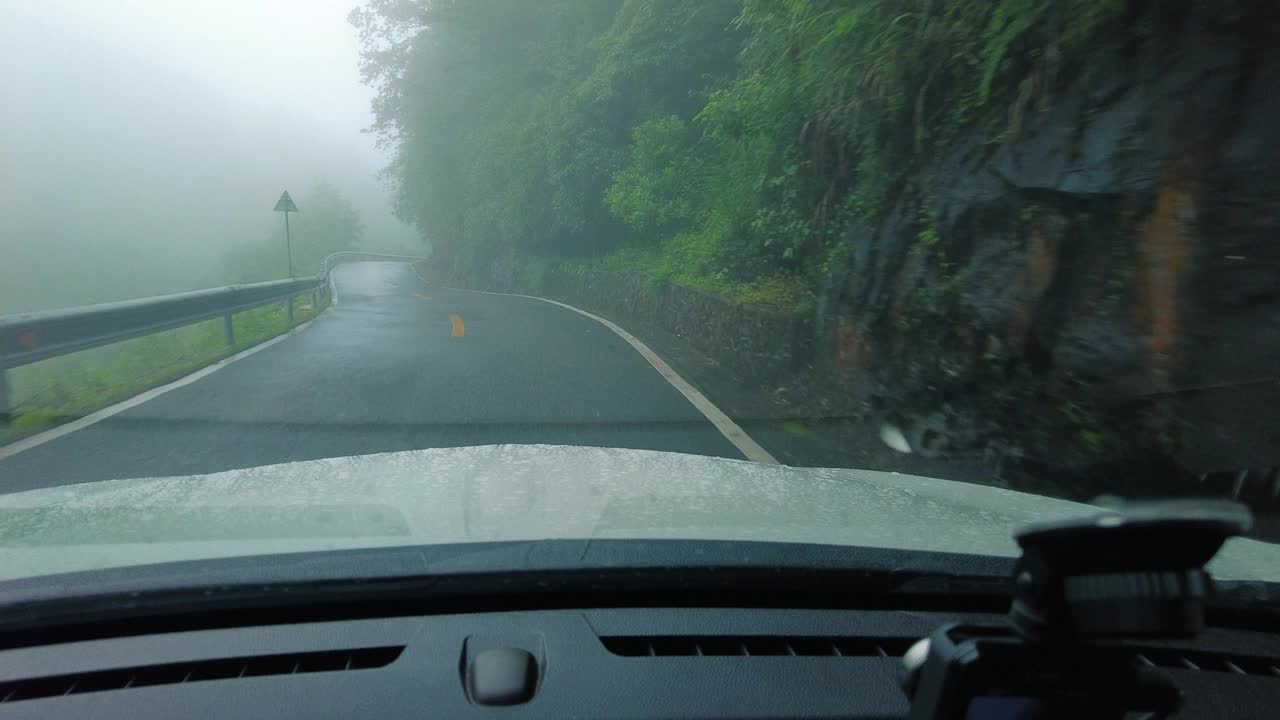 雨后行驶在乡村道路上的汽车视频素材