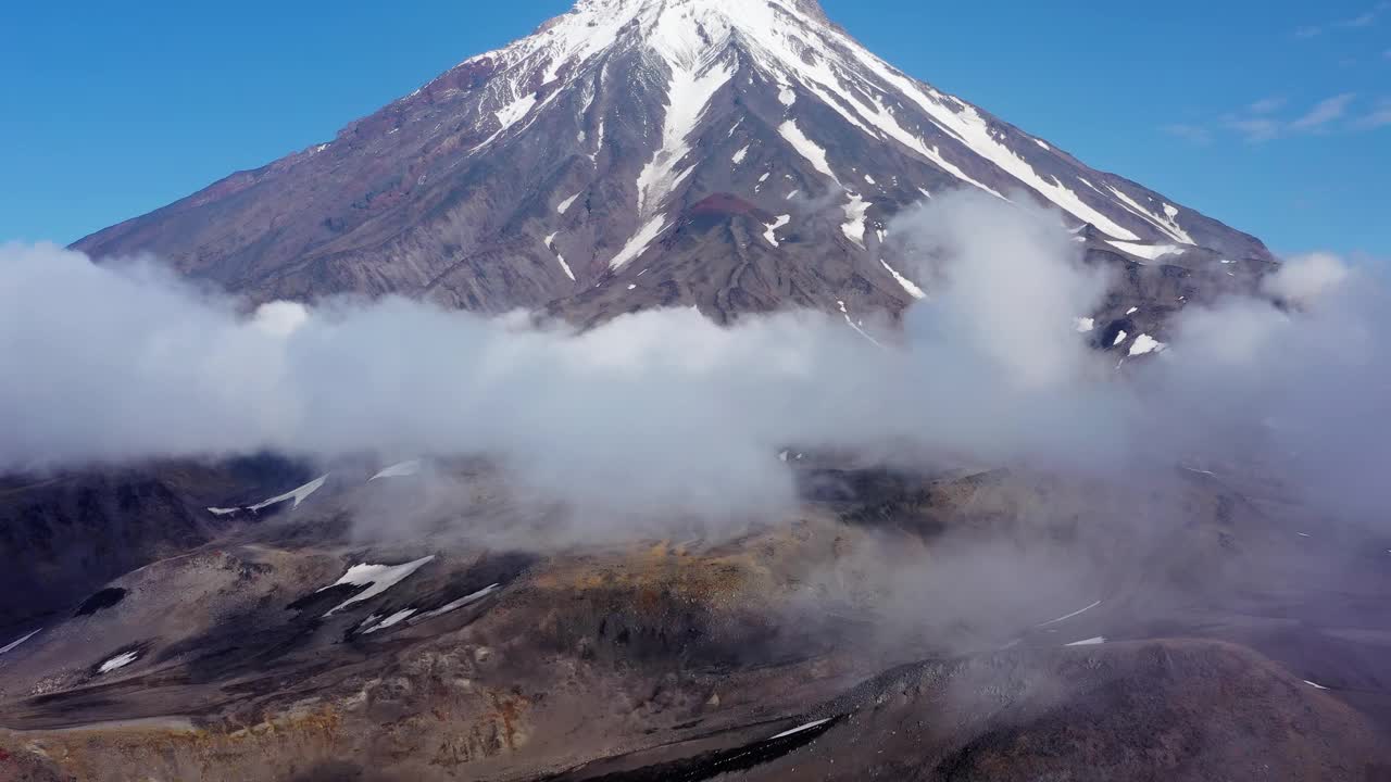 Koryaksky火山鸟瞰图视频素材