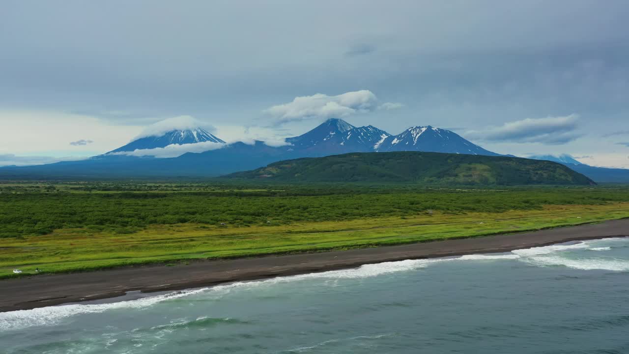 海滩上有黑色的沙子和火山视频素材