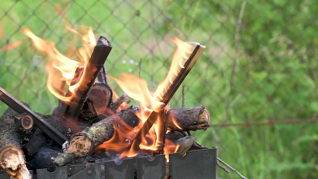 营火在烤架上做烧烤，生火。视频素材