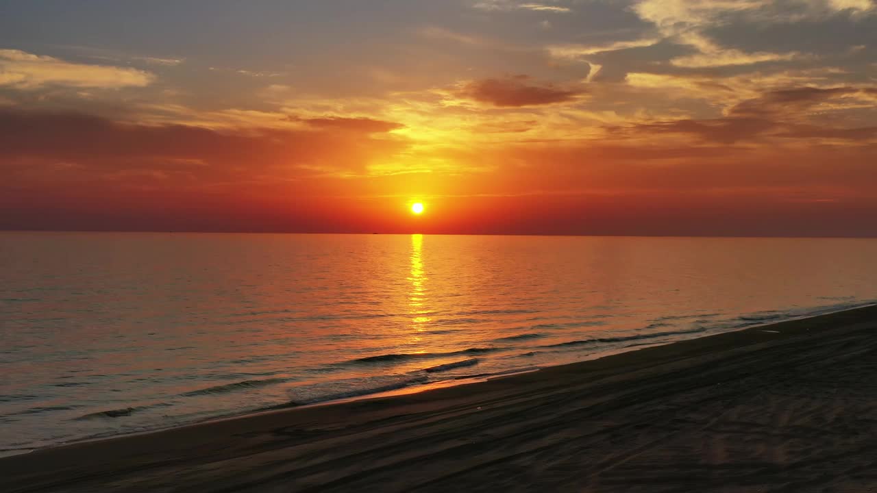 日落时的海滩和平静的海面视频素材