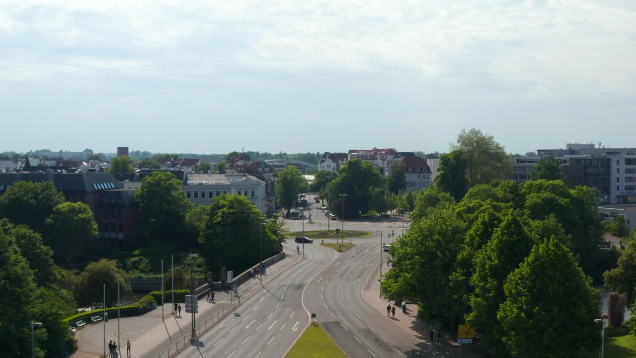 前方显示回旋处。主干道鸟瞰图，低交通通过城镇。Luebeck,石勒苏益格-荷尔斯泰因州,德国视频素材