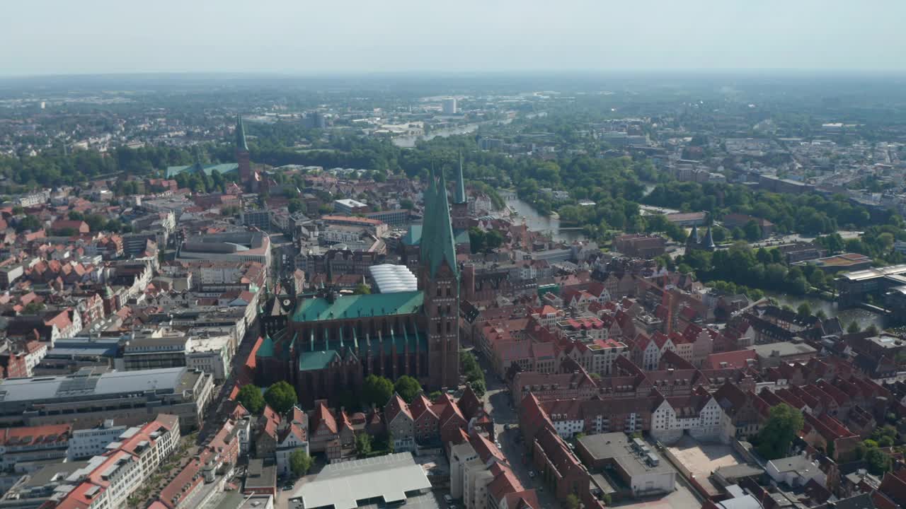 航拍沿河的老城区全景。联合国教科文组织世界遗产的地标。Luebeck,石勒苏益格-荷尔斯泰因州,德国视频素材