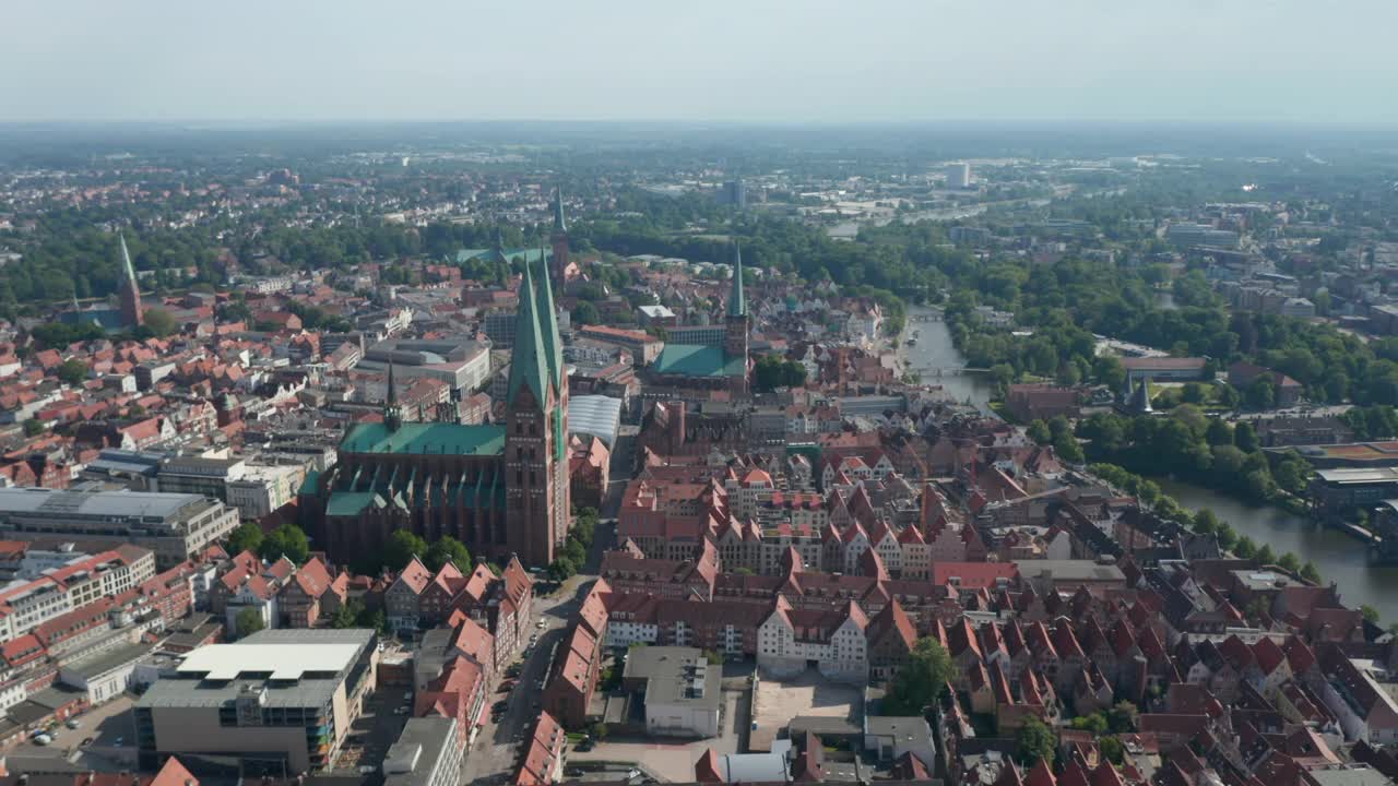 航拍古城全景，红砖房、教堂和建筑物。Luebeck,石勒苏益格-荷尔斯泰因州,德国视频素材